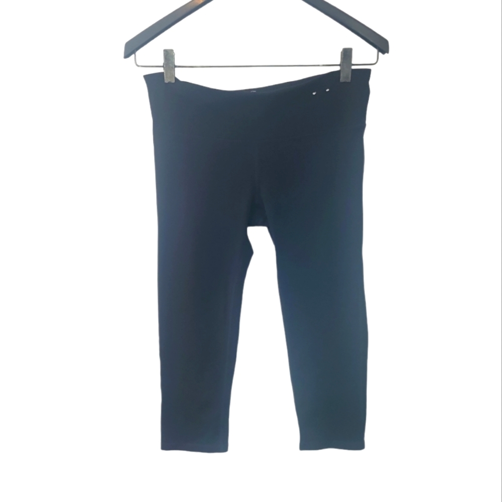 Gap Fit Black Capri Size Medium NWOT